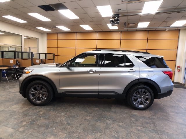 Certified 2023 Ford Explorer XLT w/ Equipment Group 202A AWD/4WD image 4