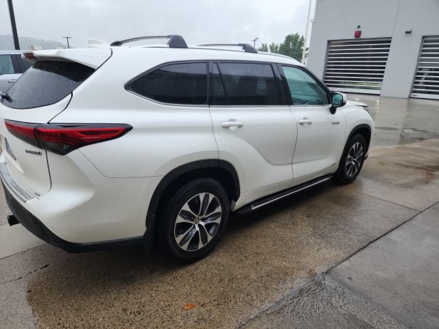 Used 2021 Toyota Highlander XLE AWD/4WD image 19