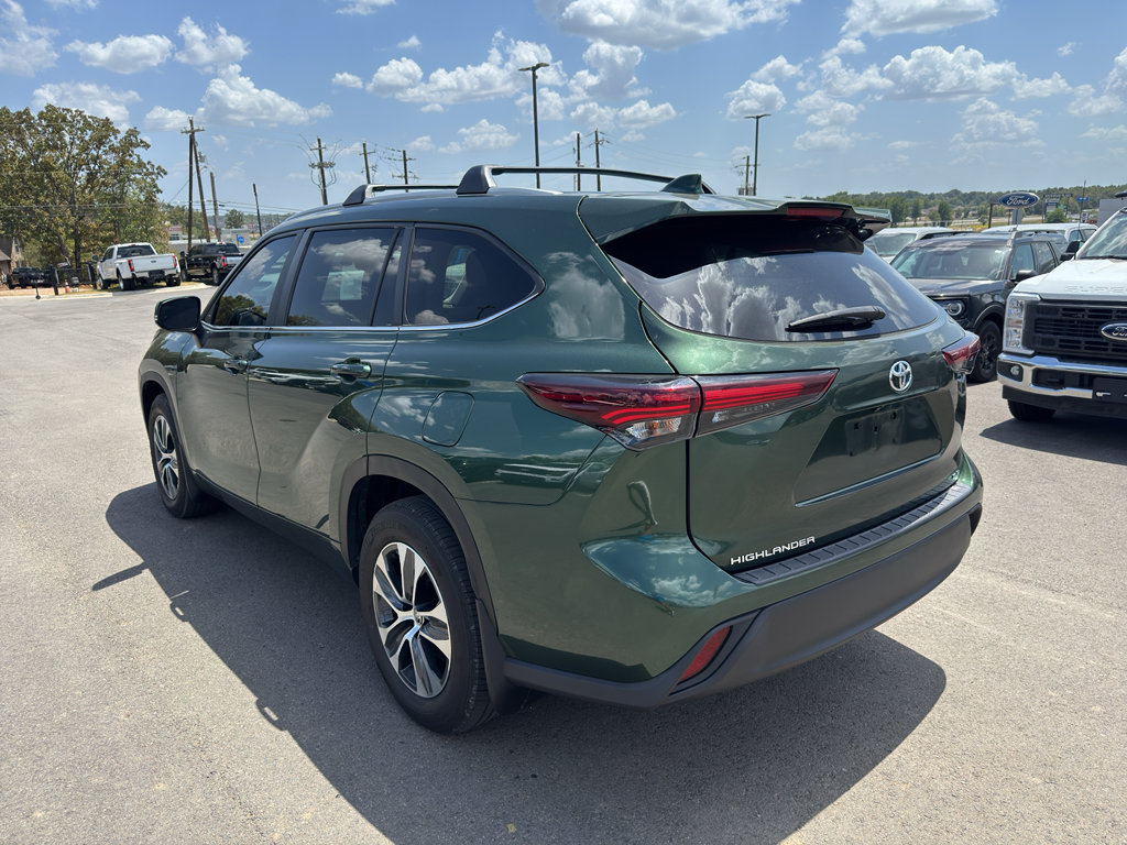 Used 2024 Toyota Highlander XLE FWD image 7