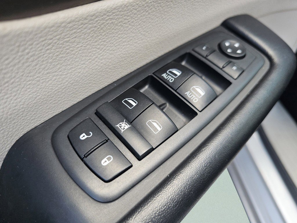 Used 2017 Chrysler Pacifica Touring-L FWD image 27
