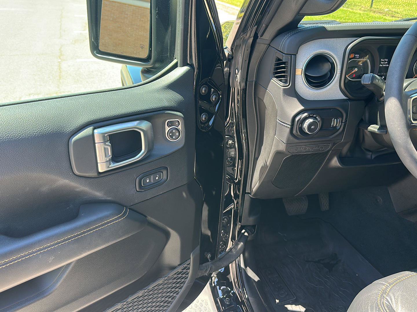 Used 2024 Jeep Wrangler Unlimited Sahara w/ Technology Group AWD/4WD image 13