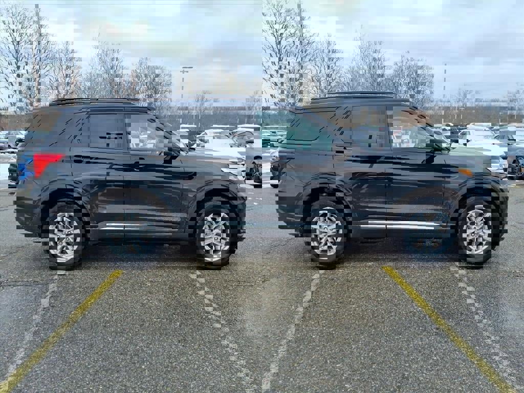 Certified 2023 Ford Explorer XLT w/ Equipment Group 202A image 9