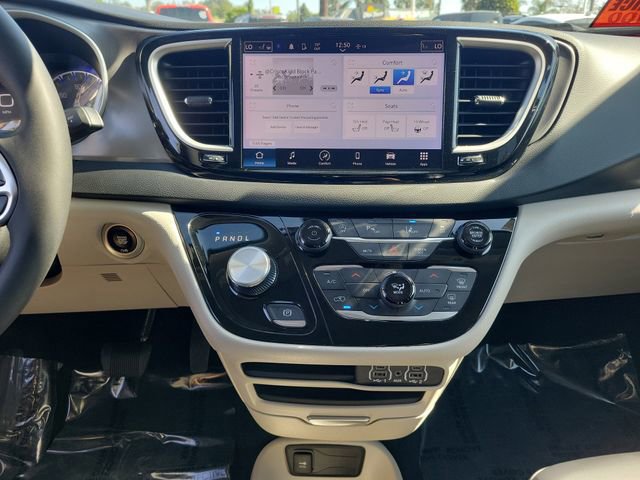 Used 2023 Chrysler Pacifica Touring-L image 16