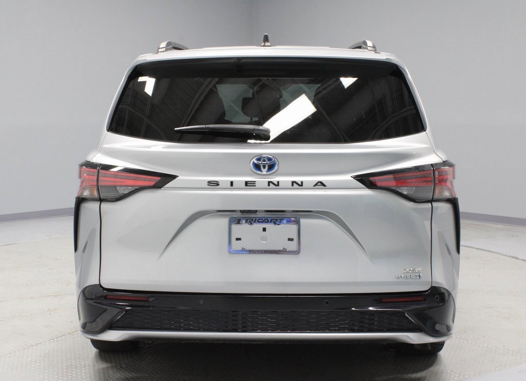 Used 2021 Toyota Sienna XSE w/ XSE Plus Package image 4