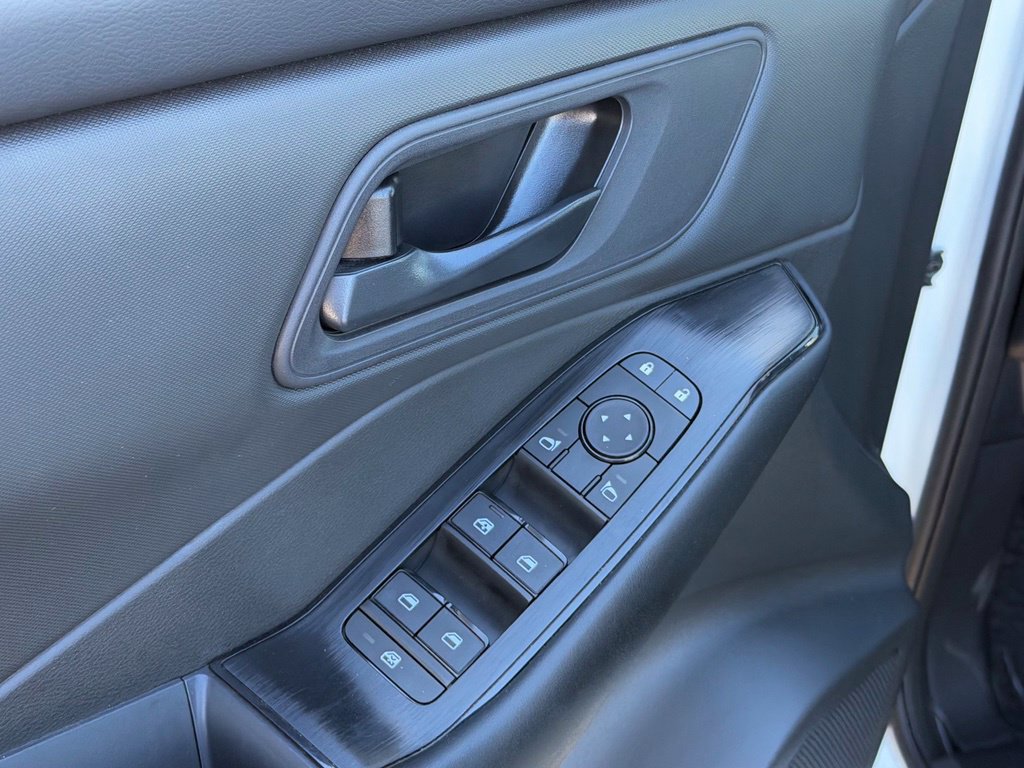 Used 2025 Nissan Rogue S FWD image 14