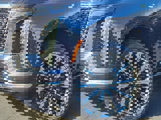 Used 2025 Cadillac Escalade Premium Luxury image 10