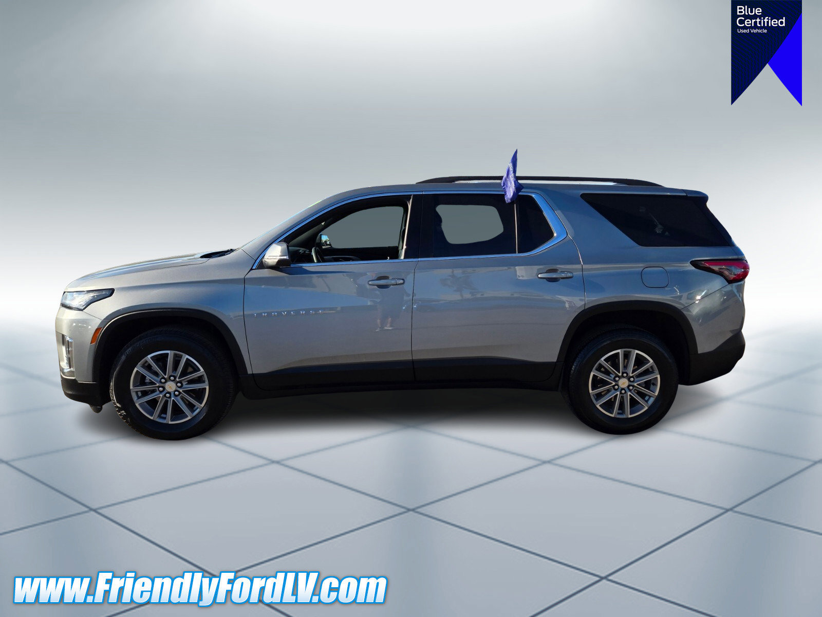 Used 2023 Chevrolet Traverse LT image 2