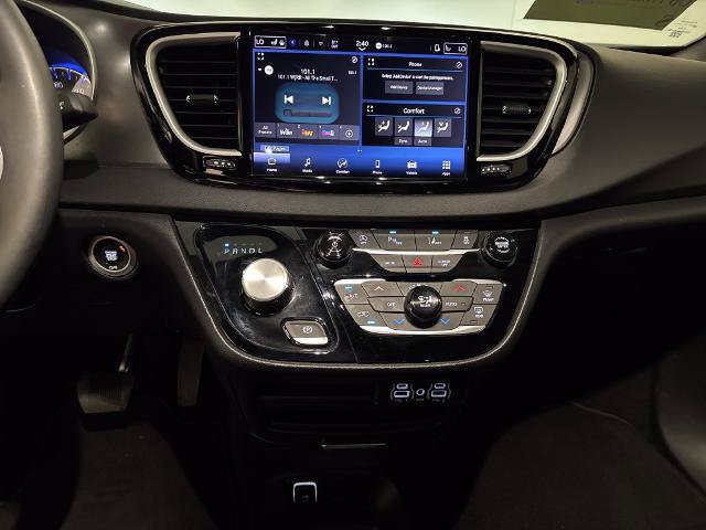 Used 2025 Chrysler Pacifica Select FWD image 24
