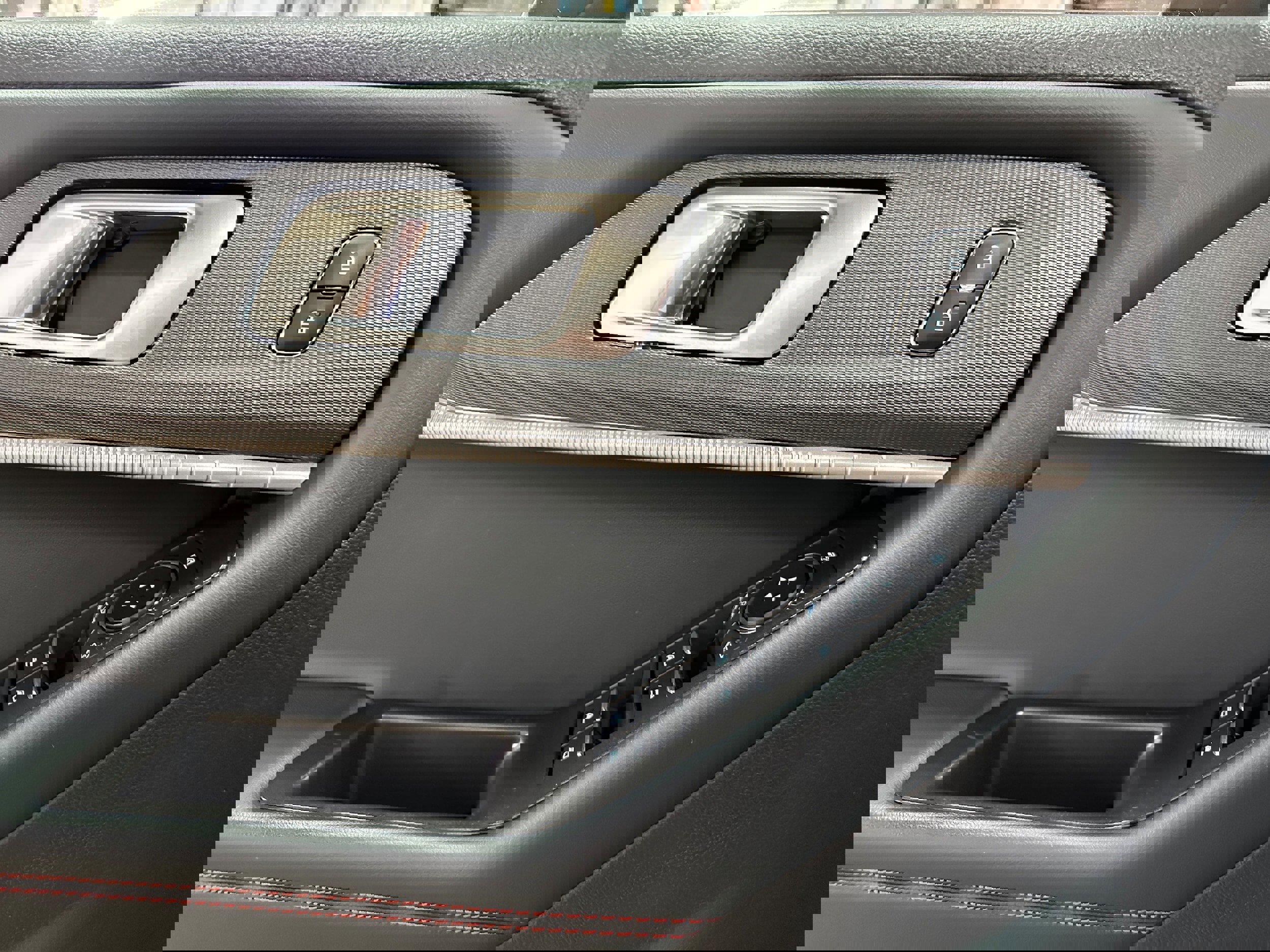 Certified 2025 Ford Explorer ST-Line image 15