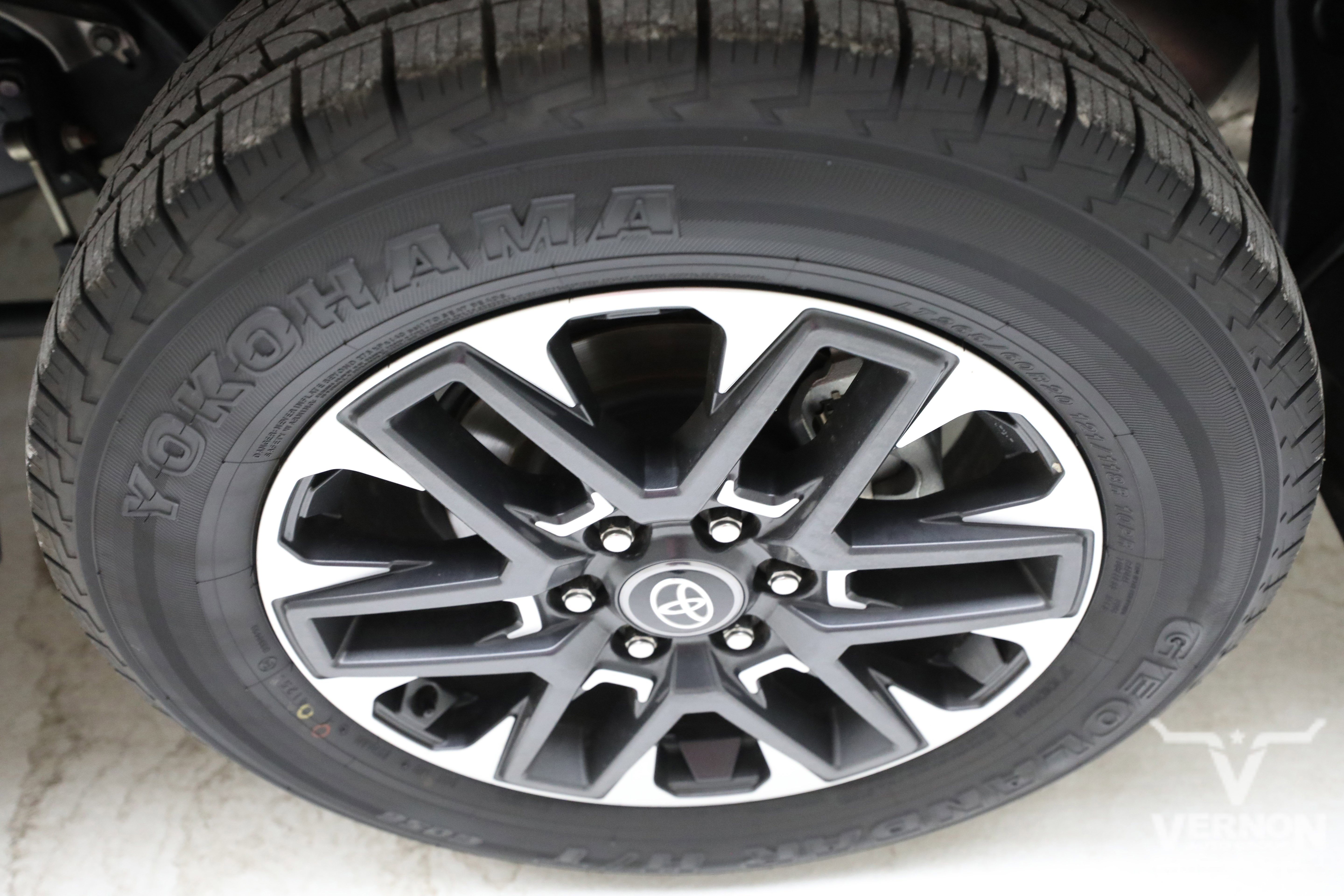 Used 2025 Toyota Tundra Limited w/ Power Package AWD/4WD image 32