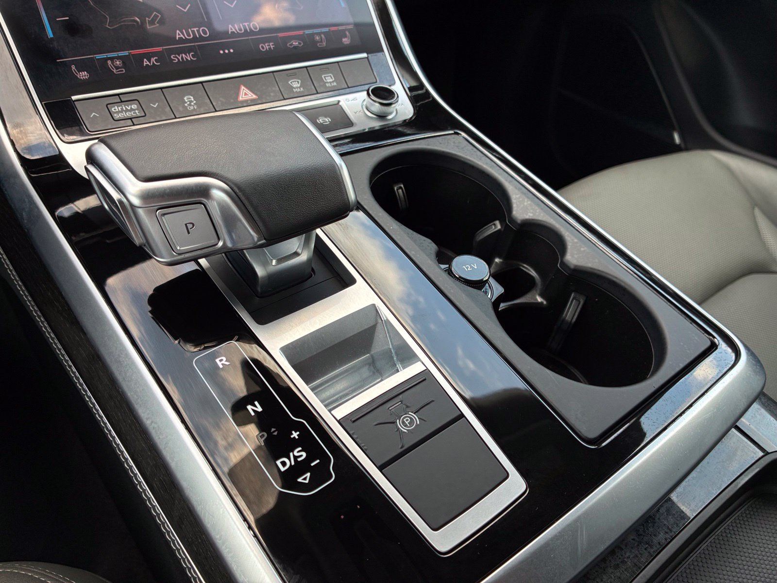 Used 2025 Audi Q8 Premium Plus AWD/4WD image 24