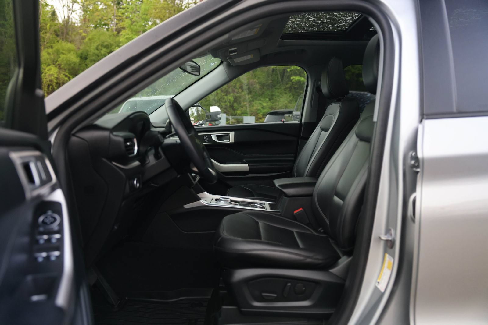 Certified 2023 Ford Explorer XLT w/ Equipment Group 202A AWD/4WD image 19