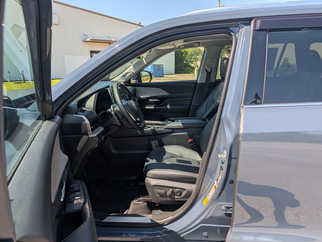 Used 2024 Toyota Grand Highlander AWD image 21