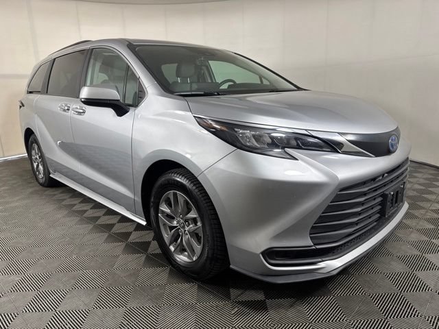 Used 2024 Toyota Sienna LE AWD/4WD image 1