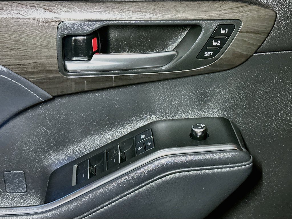 Used 2021 Toyota Highlander Limited AWD/4WD image 18