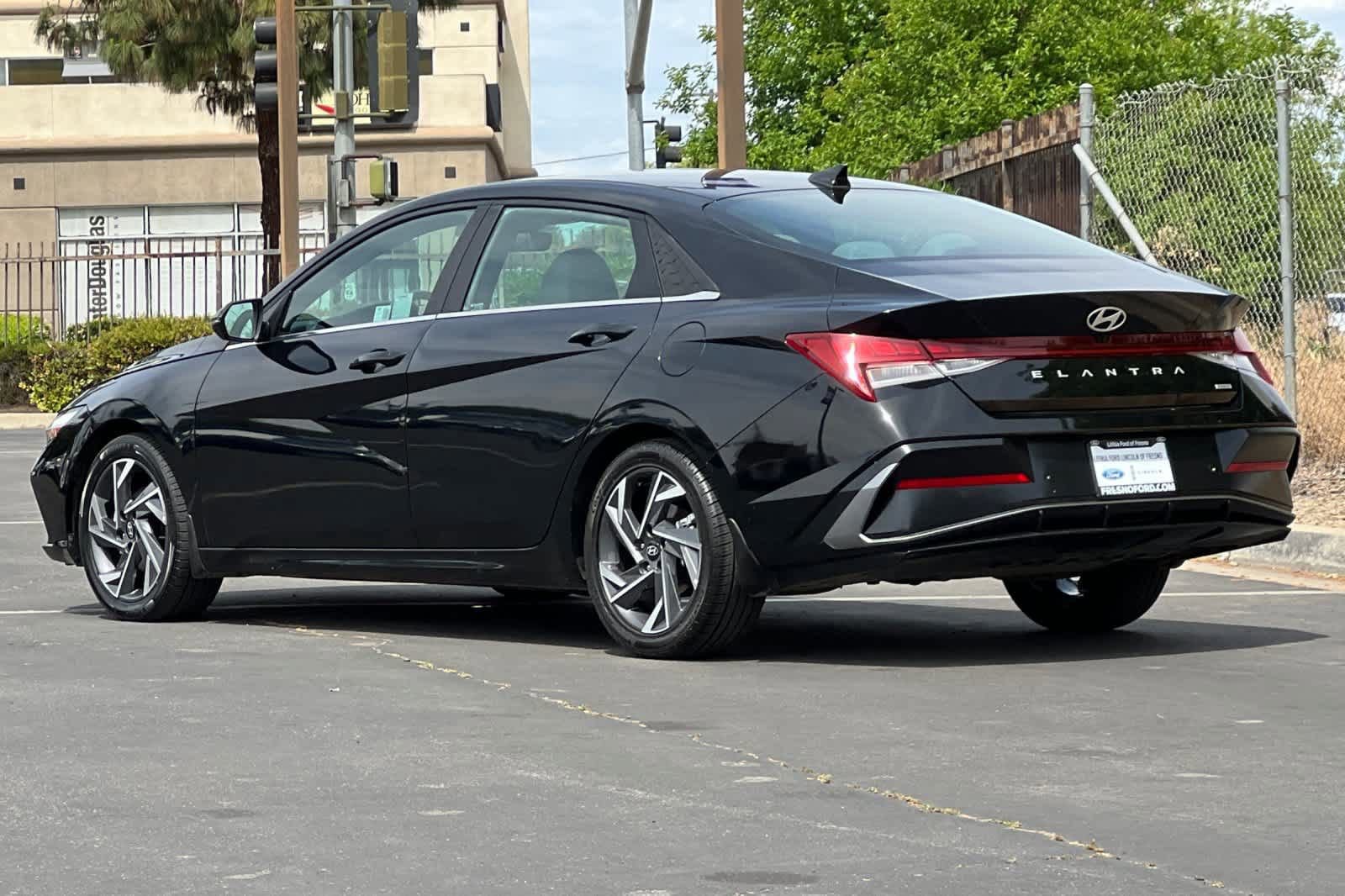 Used 2024 Hyundai Elantra Limited image 3