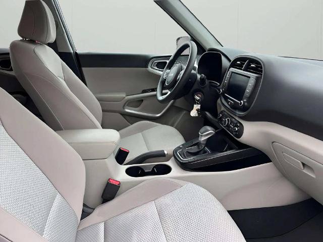 Used 2025 Kia Soul LX w/ LX Technology Package FWD image 10