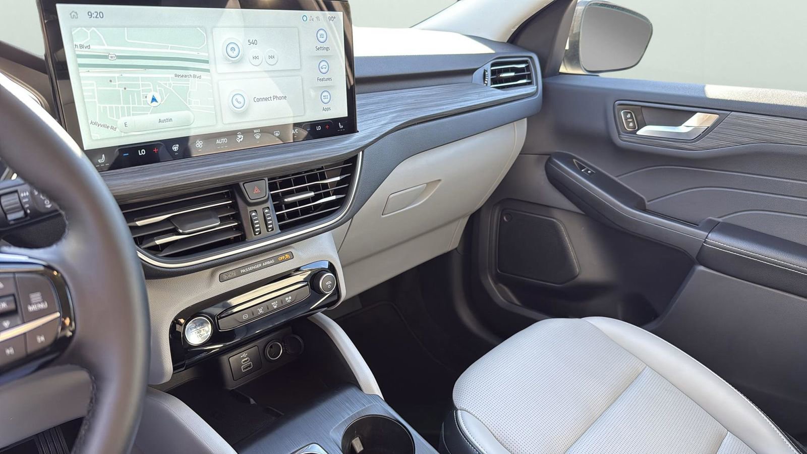 Certified 2025 Ford Escape Platinum w/ Class II Trailer Tow Package image 20