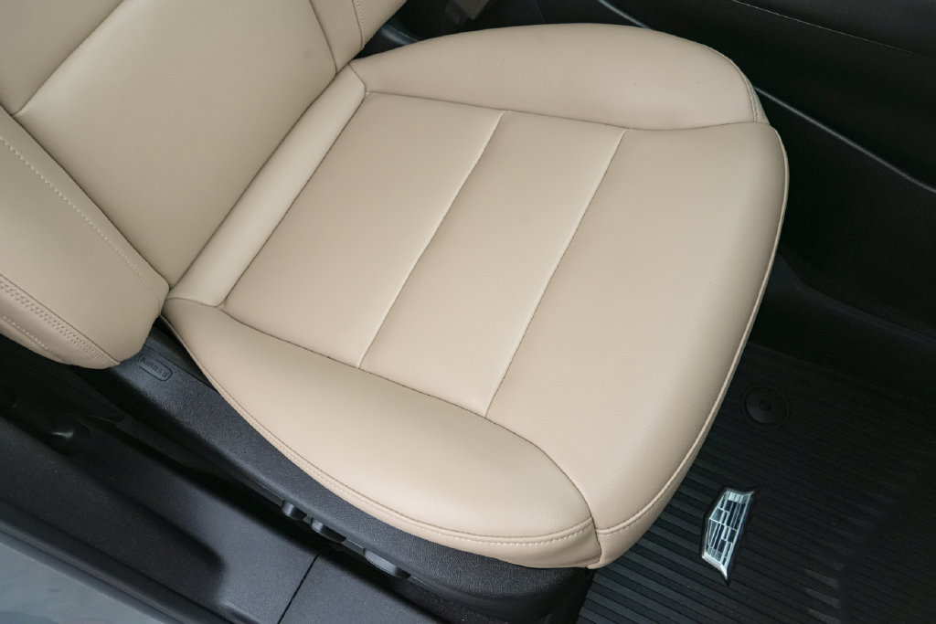 Used 2024 Cadillac XT4 Luxury w/ LPO, Floor Liner Package AWD/4WD image 24