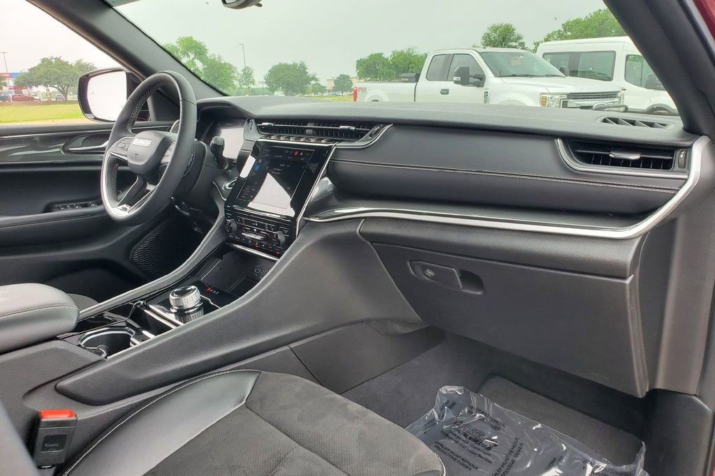 Used 2023 Jeep Grand Cherokee Altitude RWD image 15