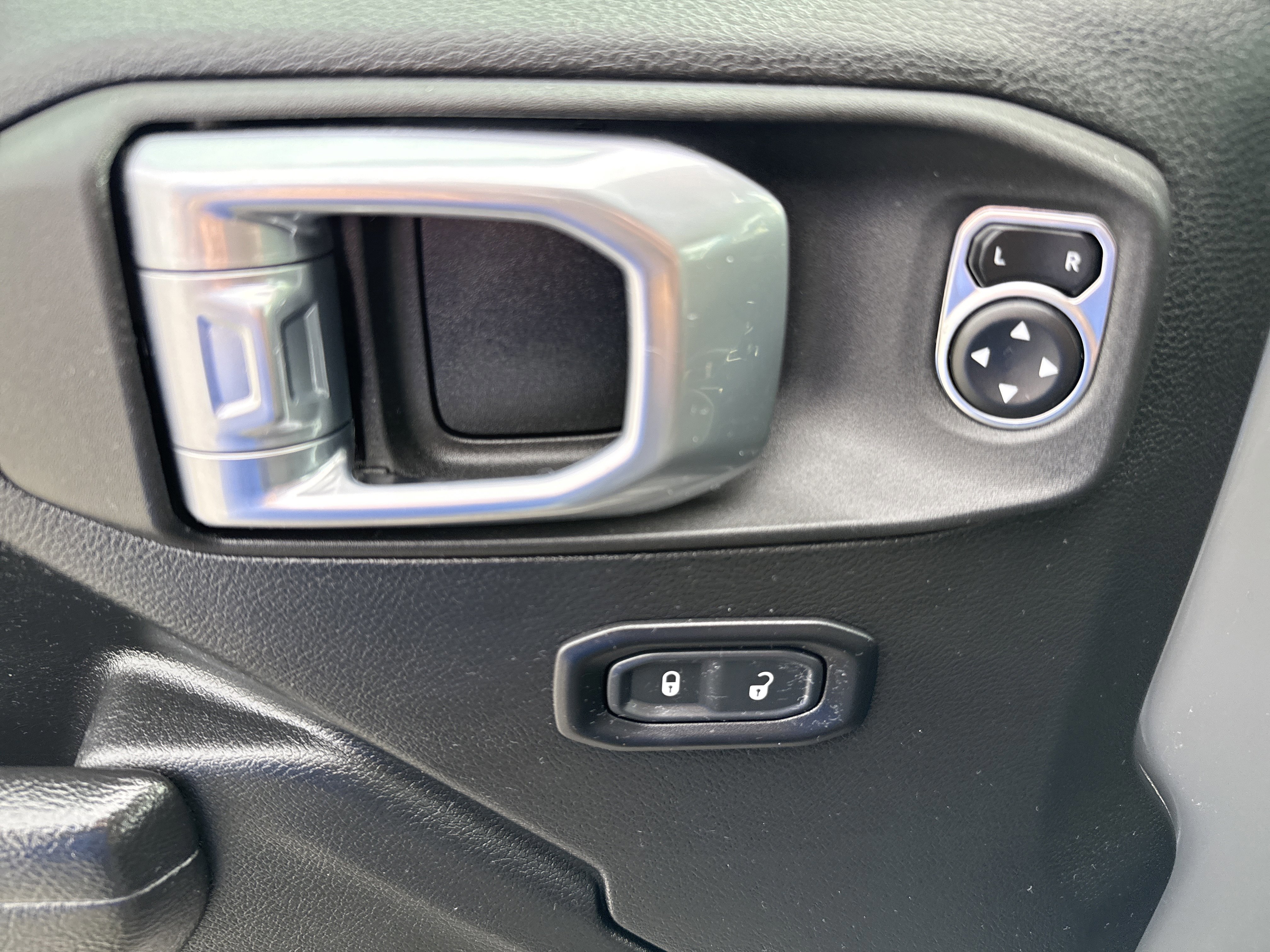 Used 2023 Jeep Gladiator Sport image 14