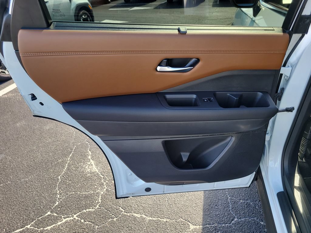 Used 2025 Nissan Pathfinder Platinum AWD/4WD image 9