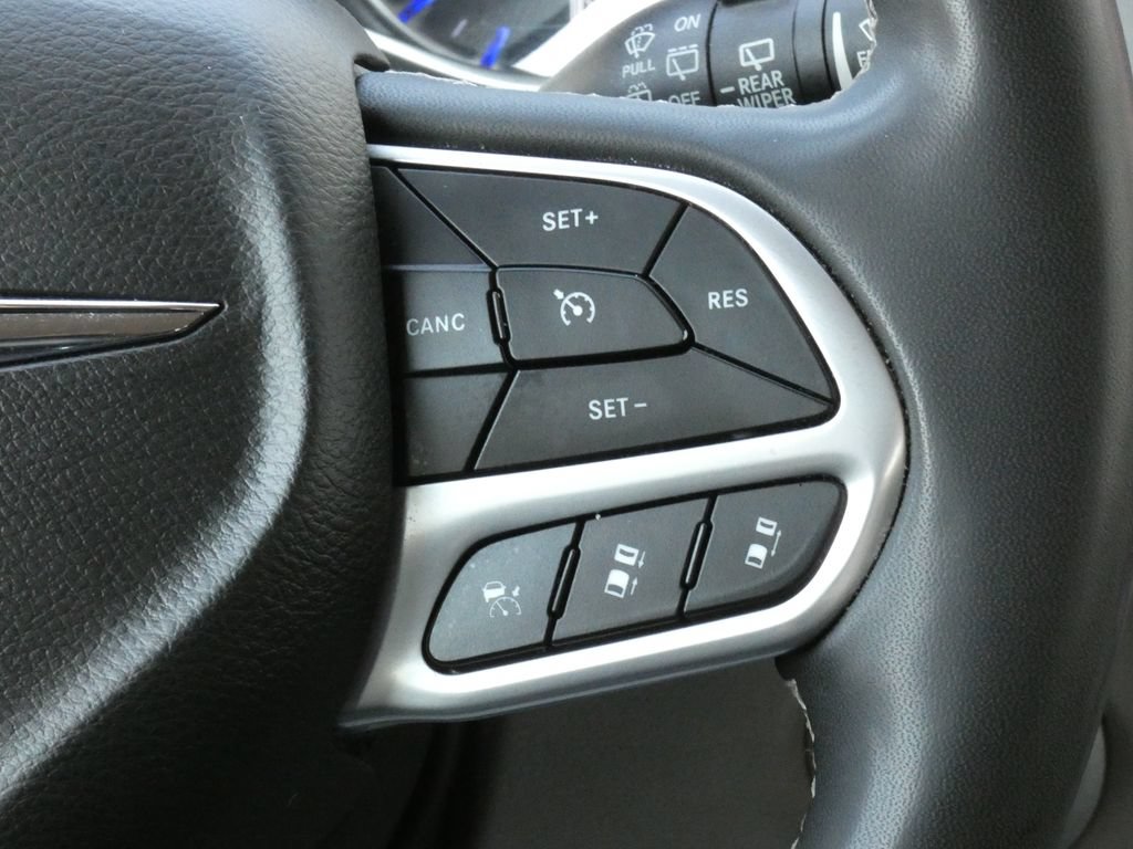 Used 2023 Chrysler Pacifica Touring-L FWD image 16