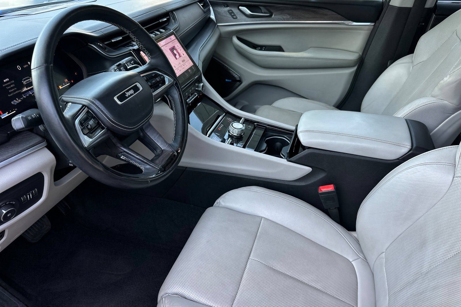 Used 2022 Jeep Grand Cherokee L Overland w/ Advanced Protech Group III AWD/4WD image 9