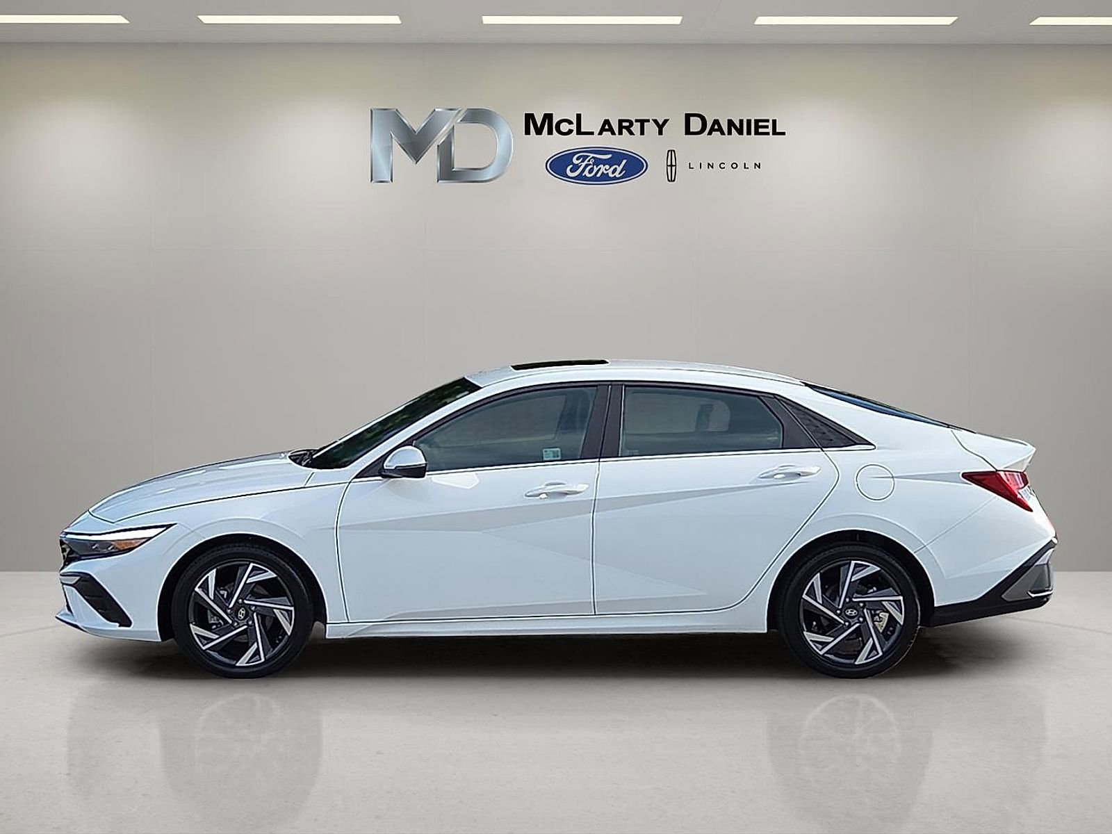 Used 2025 Hyundai Elantra Limited w/ Cargo Package FWD image 3