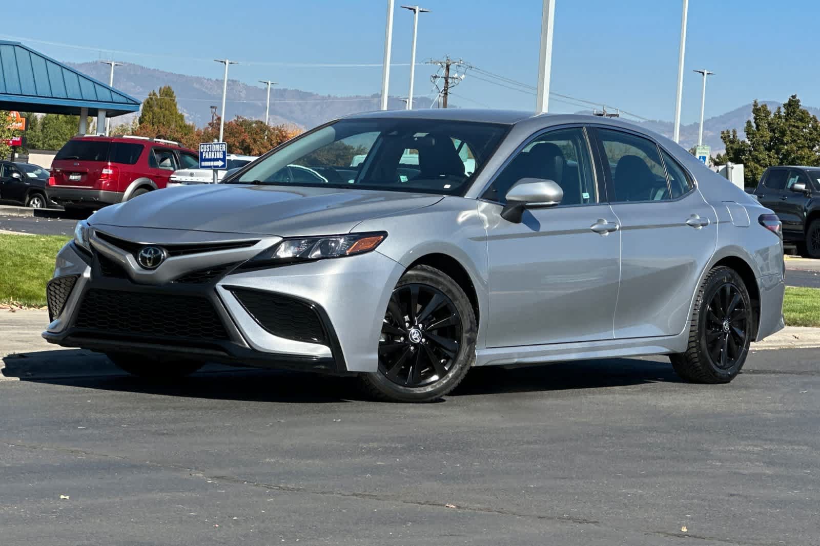 Used 2024 Toyota Camry SE FWD image 1