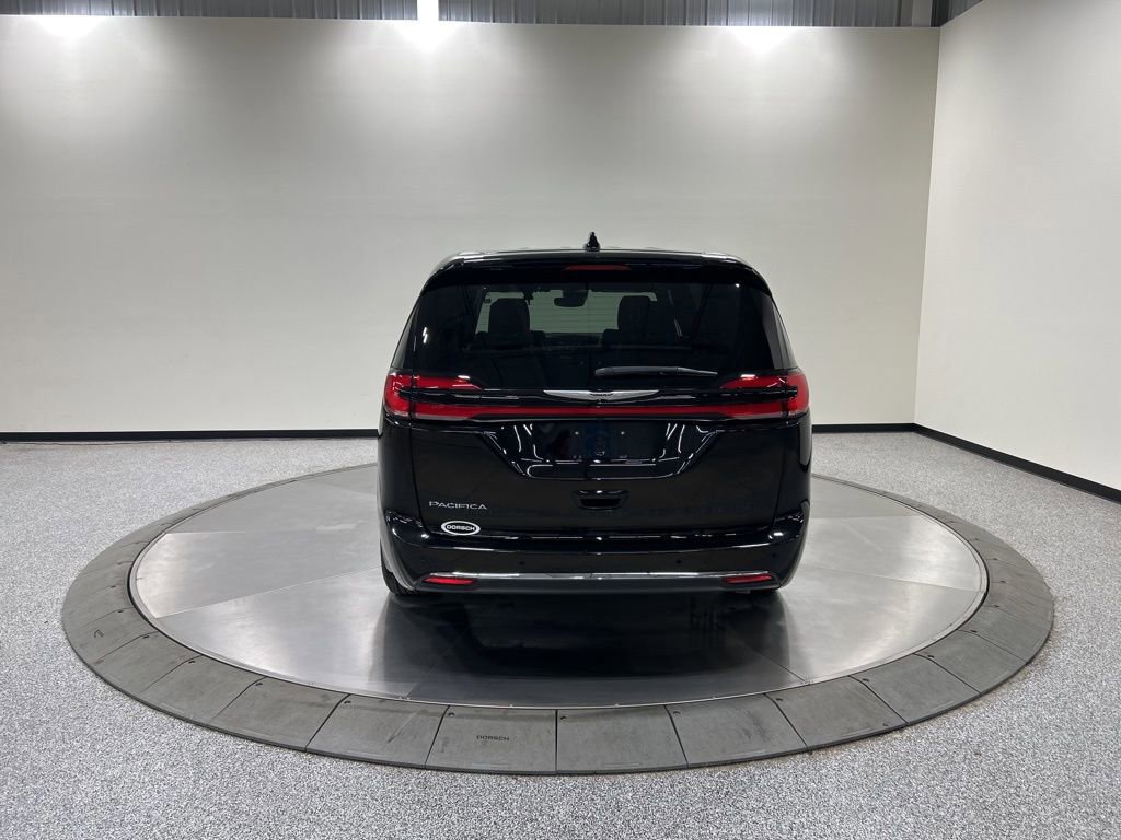 Used 2025 Chrysler Pacifica Select image 4