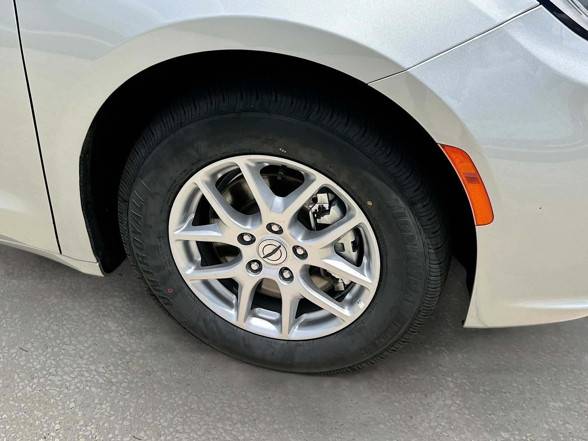 Used 2024 Chrysler Pacifica Touring-L FWD image 29