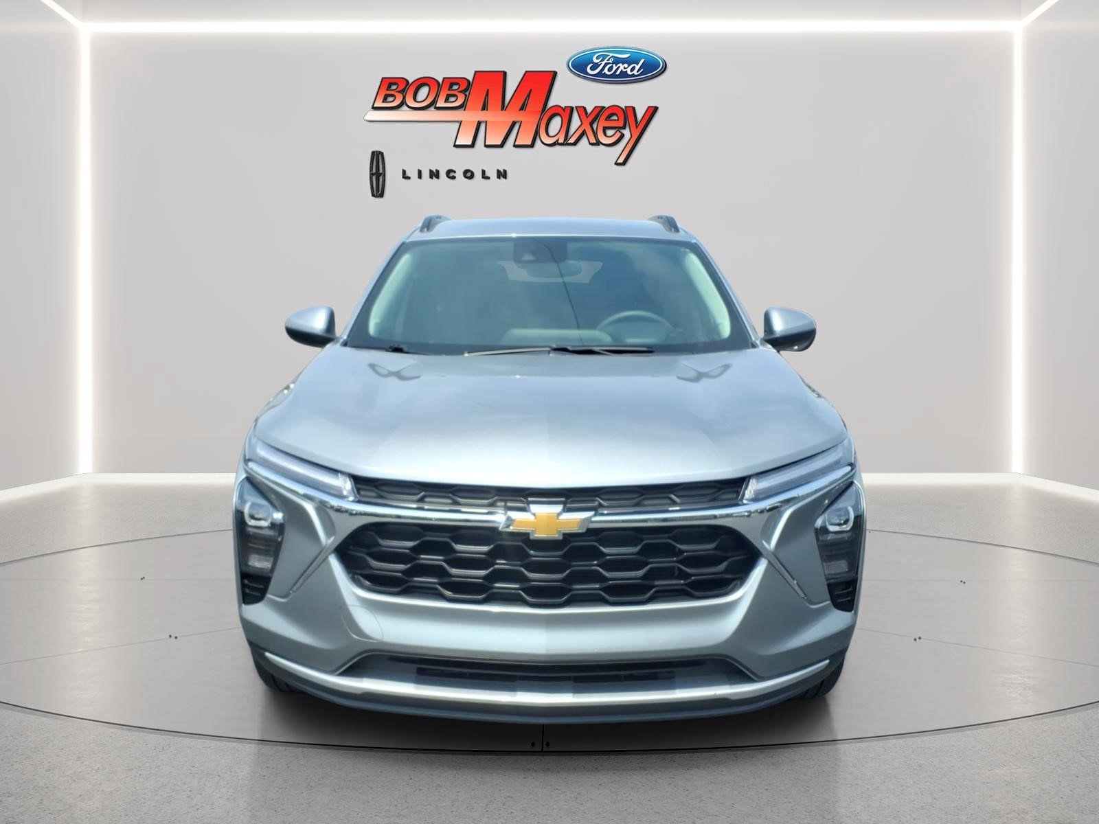 Used 2025 Chevrolet Trax LT FWD image 2