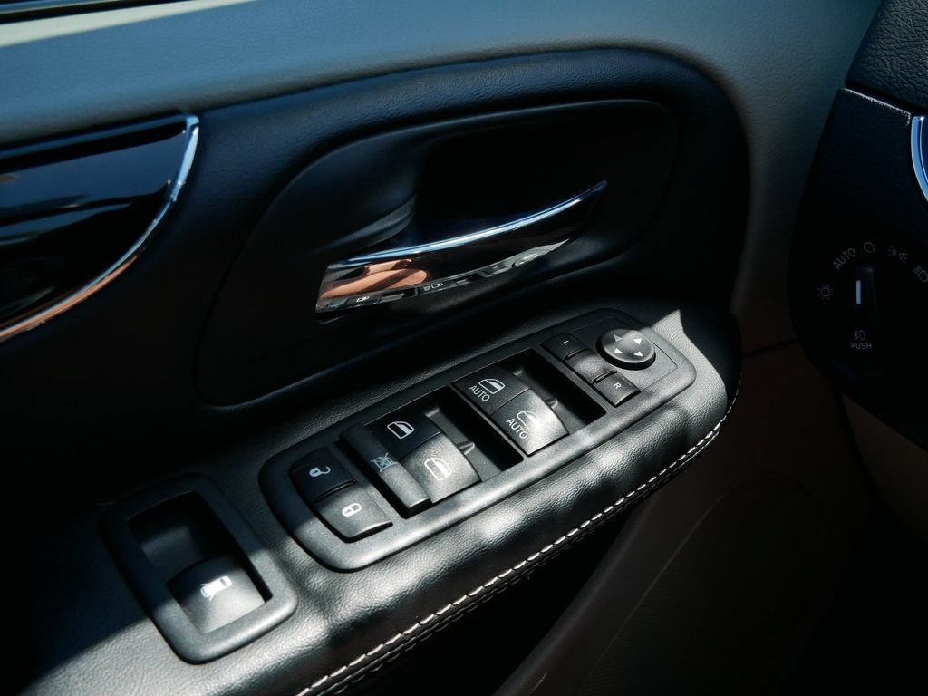 Used 2019 Dodge Grand Caravan SXT FWD image 17