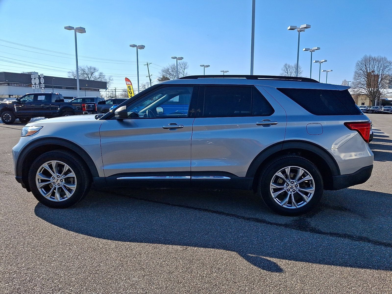 Certified 2022 Ford Explorer XLT w/ Equipment Group 202A image 3