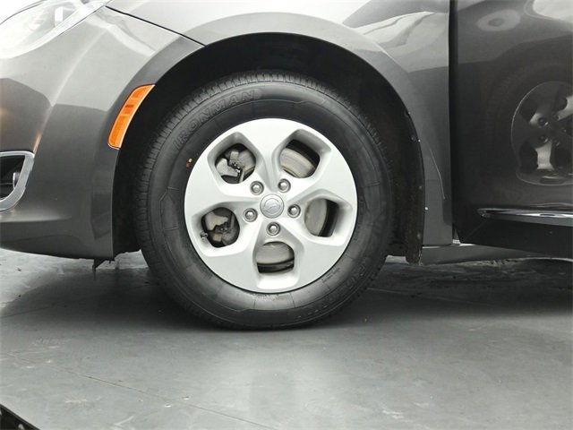 Used 2017 Chrysler Pacifica Touring-L Plus image 48