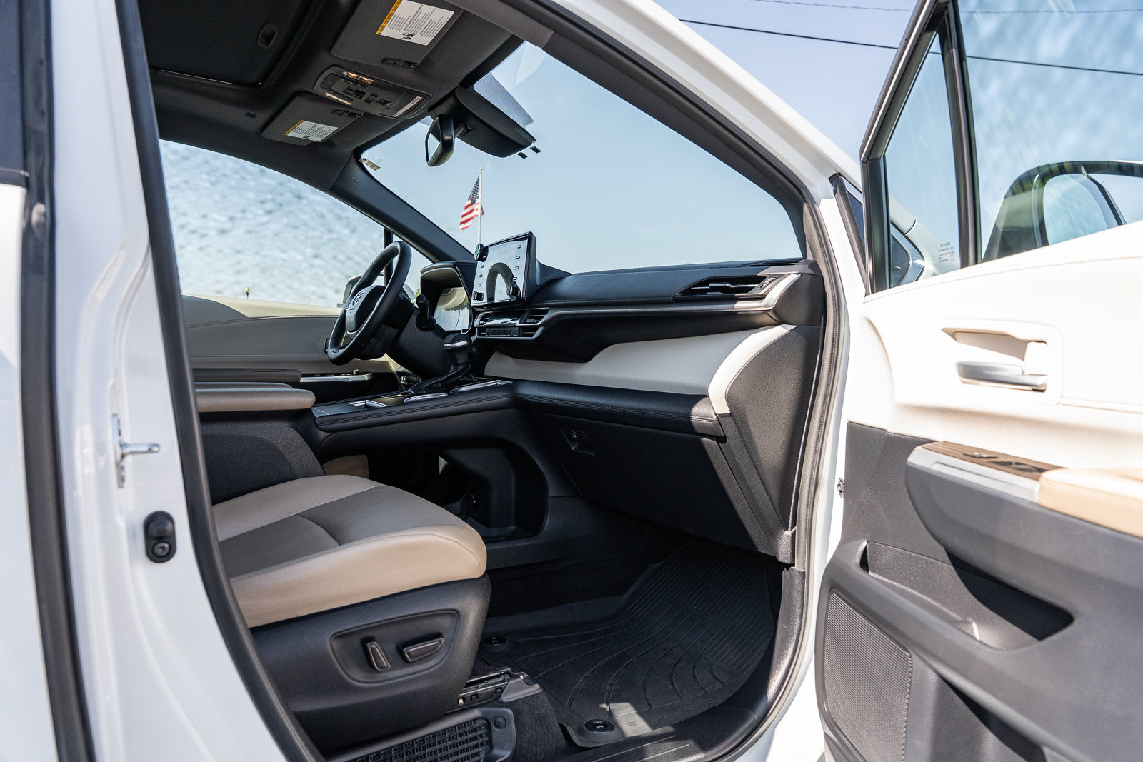 Used 2022 Toyota Sienna XLE FWD image 11