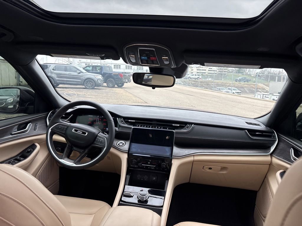 Used 2024 Jeep Grand Cherokee Limited image 10