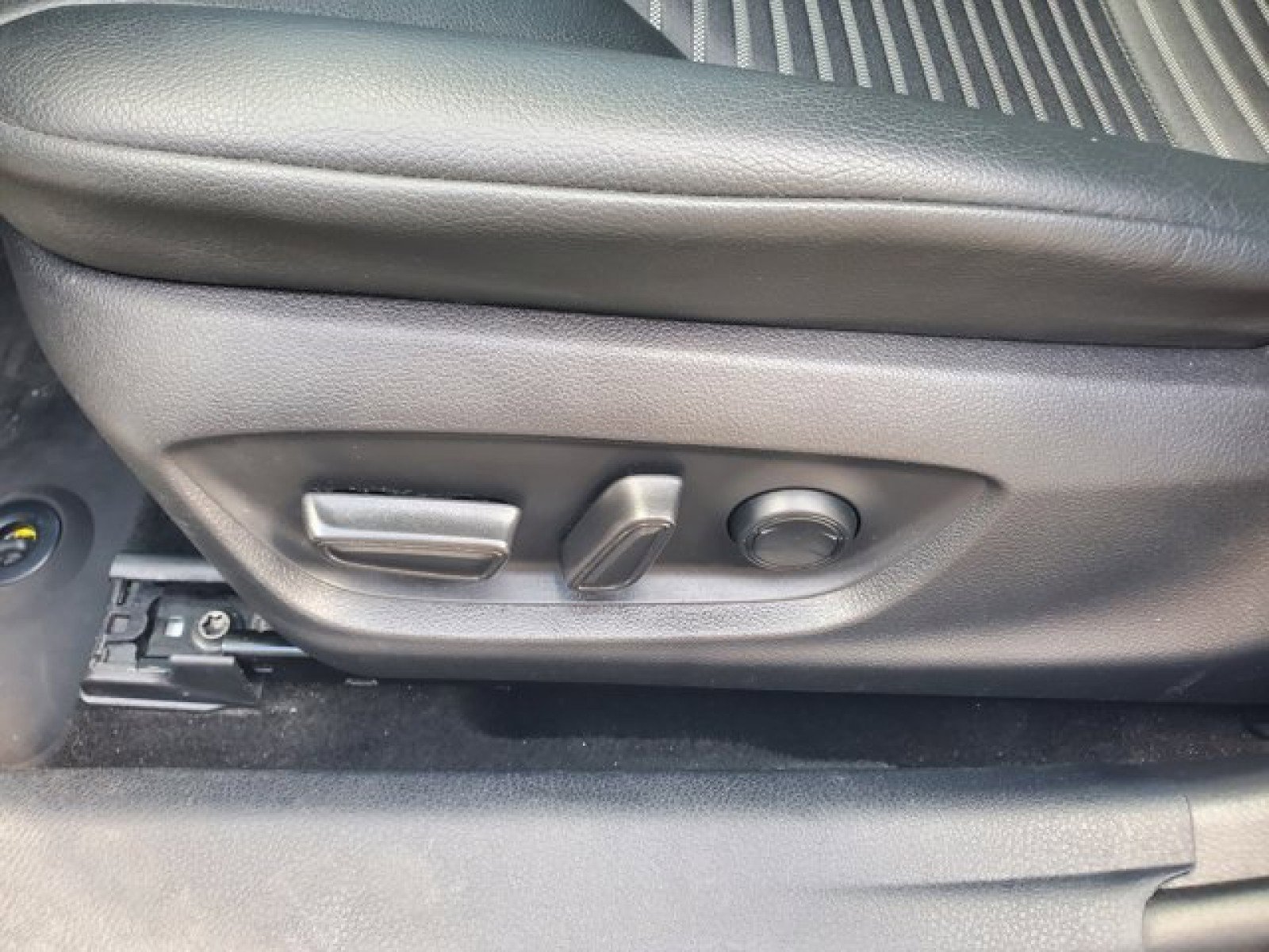 Used 2022 Toyota Camry SE w/ Convenience Package image 11