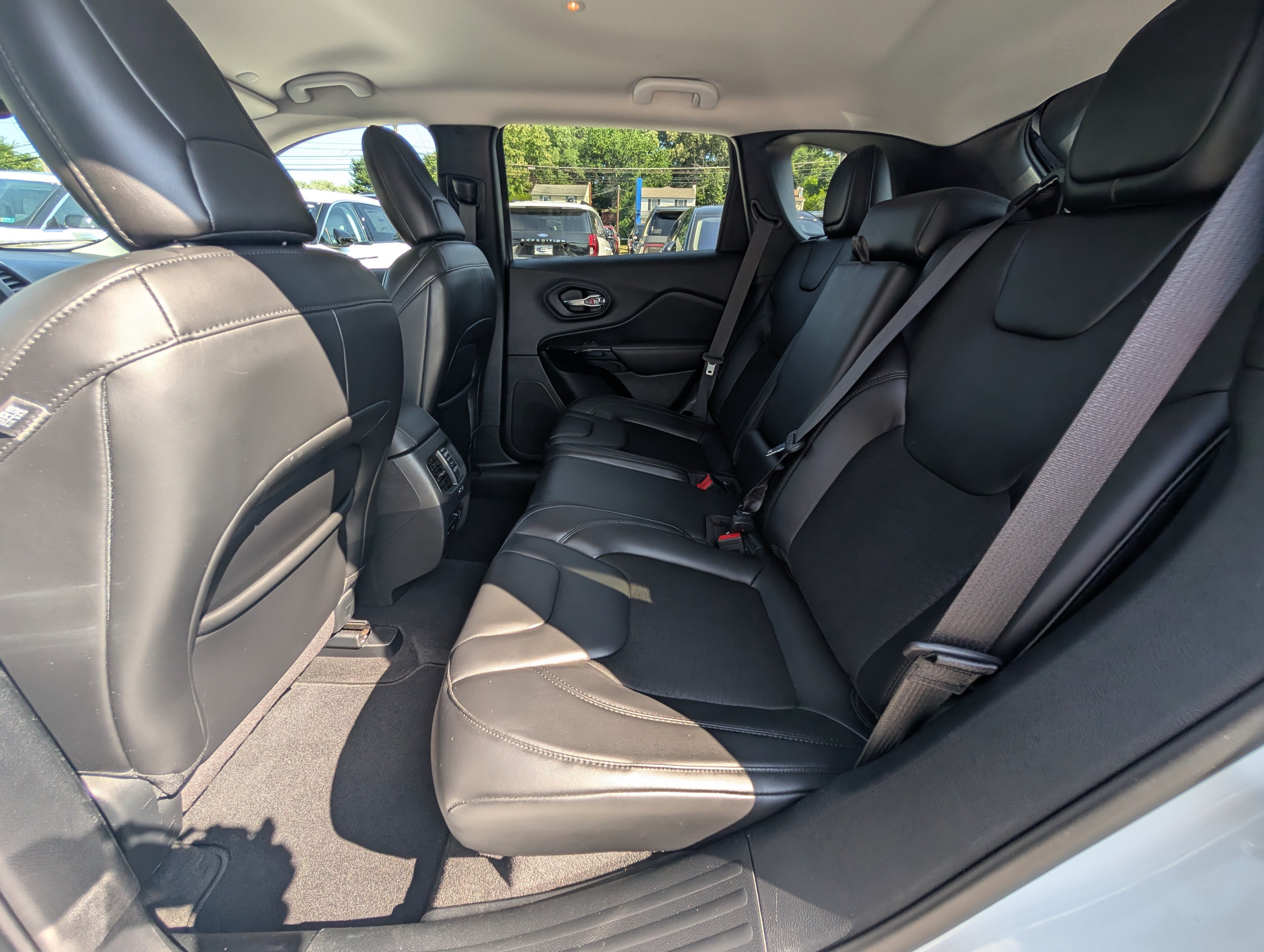 Used 2020 Jeep Cherokee Latitude Plus FWD image 16