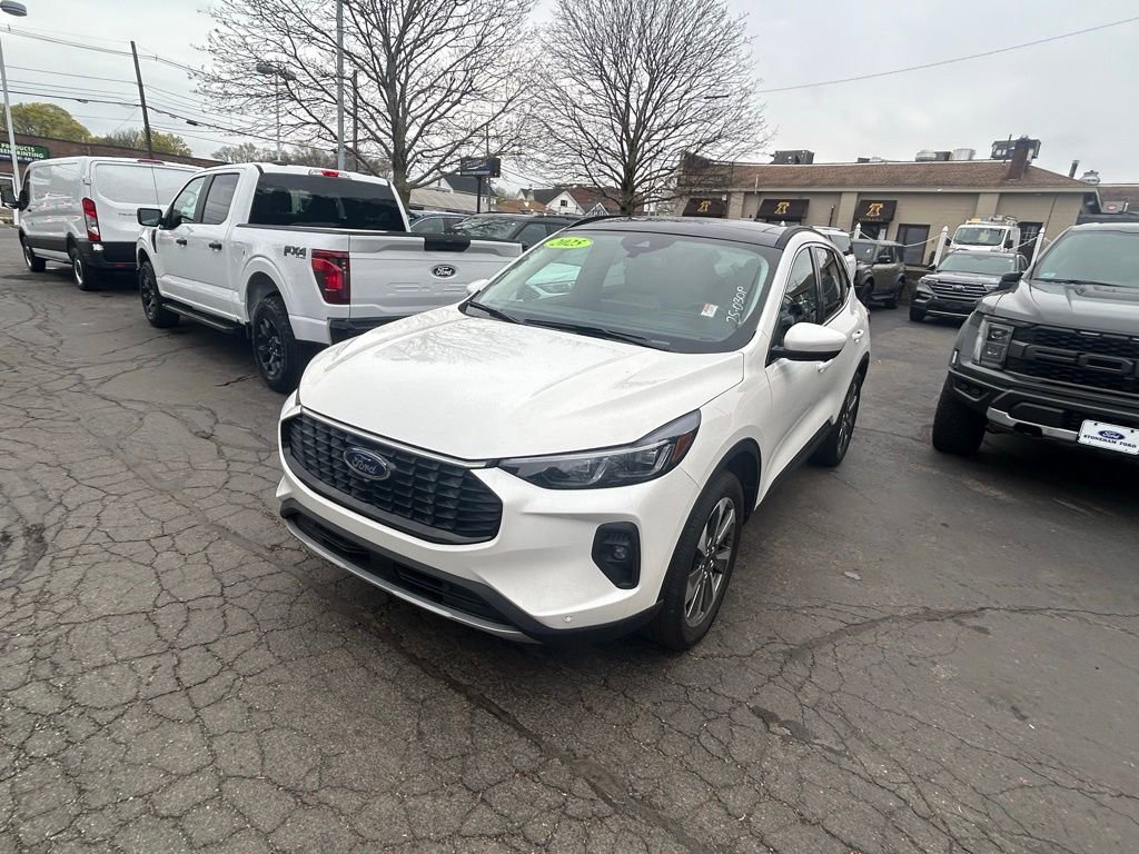 Certified 2025 Ford Escape Platinum w/ Premium Technology Package AWD/4WD image 3