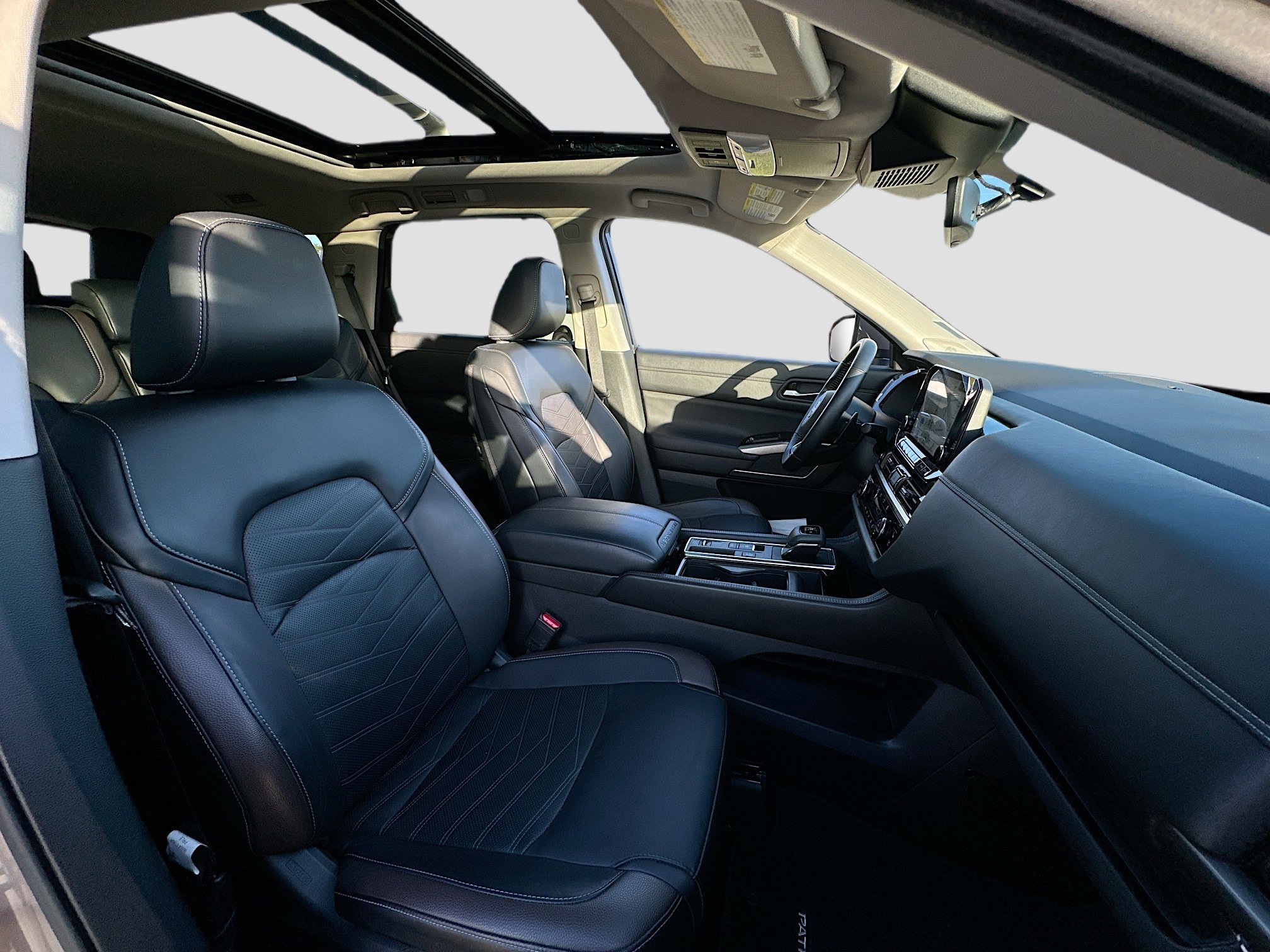 Used 2023 Nissan Pathfinder Platinum w/ Cargo Package image 28