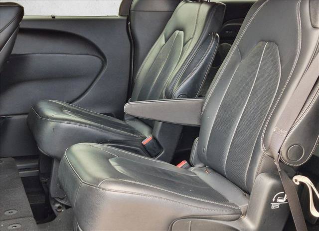Used 2018 Chrysler Pacifica Touring-L Plus FWD image 11