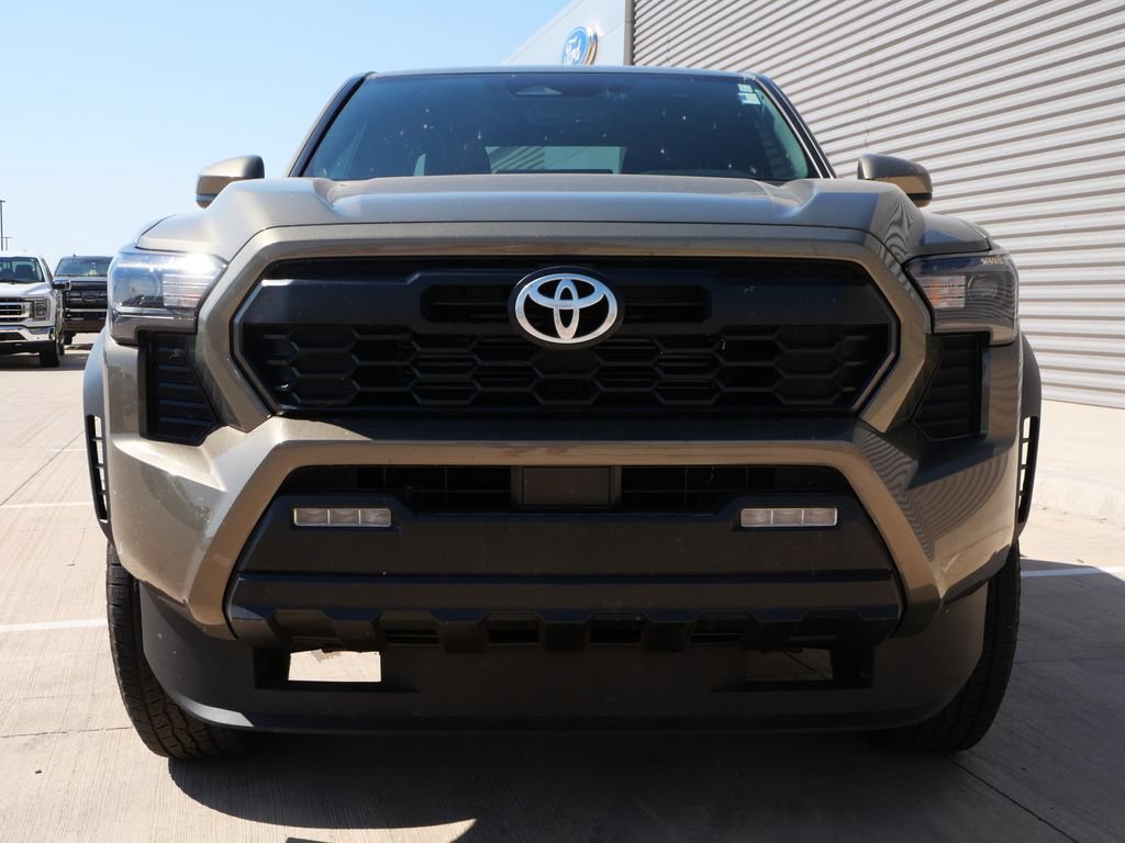 Used 2025 Toyota Tacoma TRD Off-Road AWD/4WD image 4