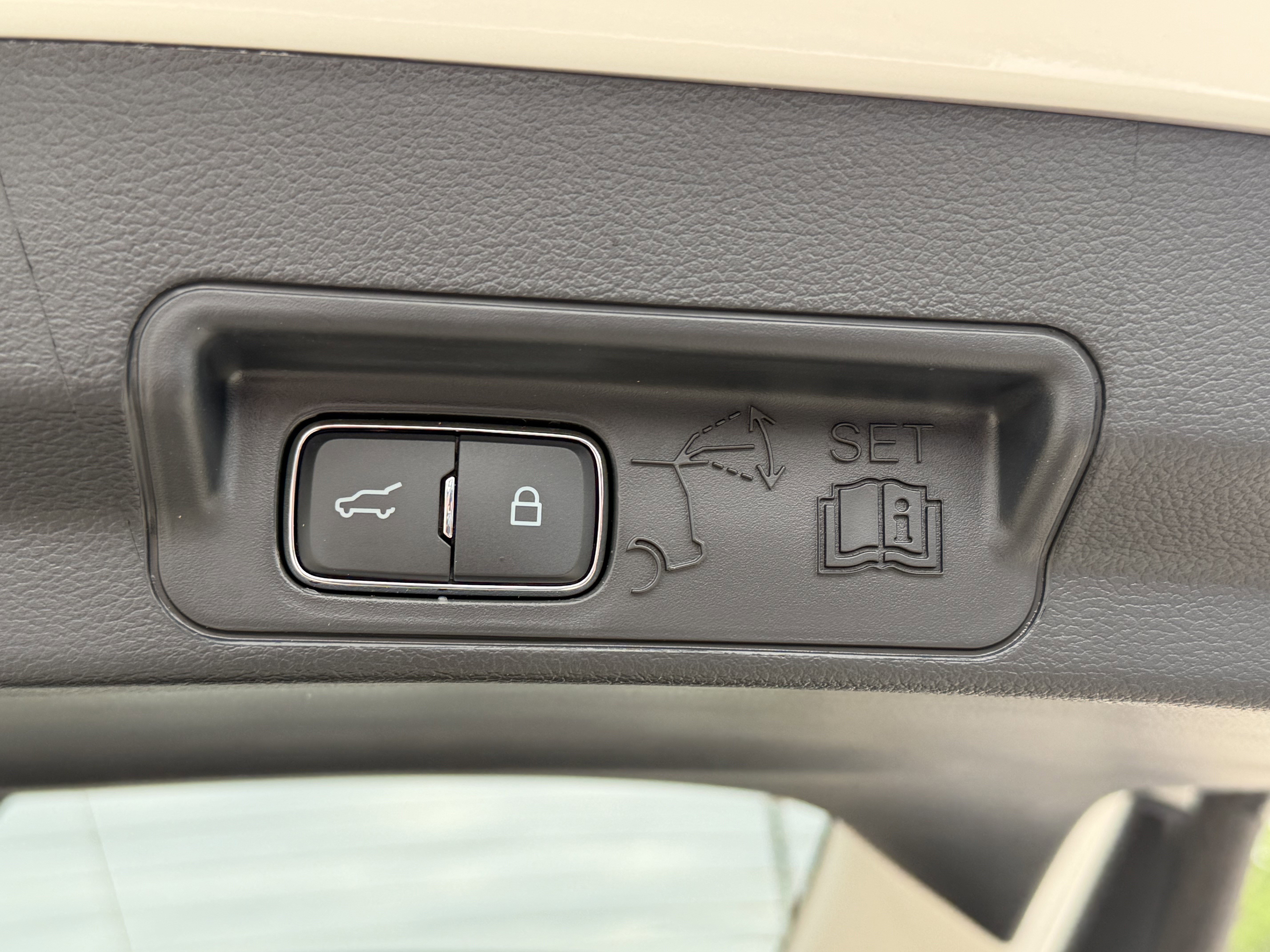 Certified 2025 Ford Explorer Active w/ Active Comfort Package RWD image 9