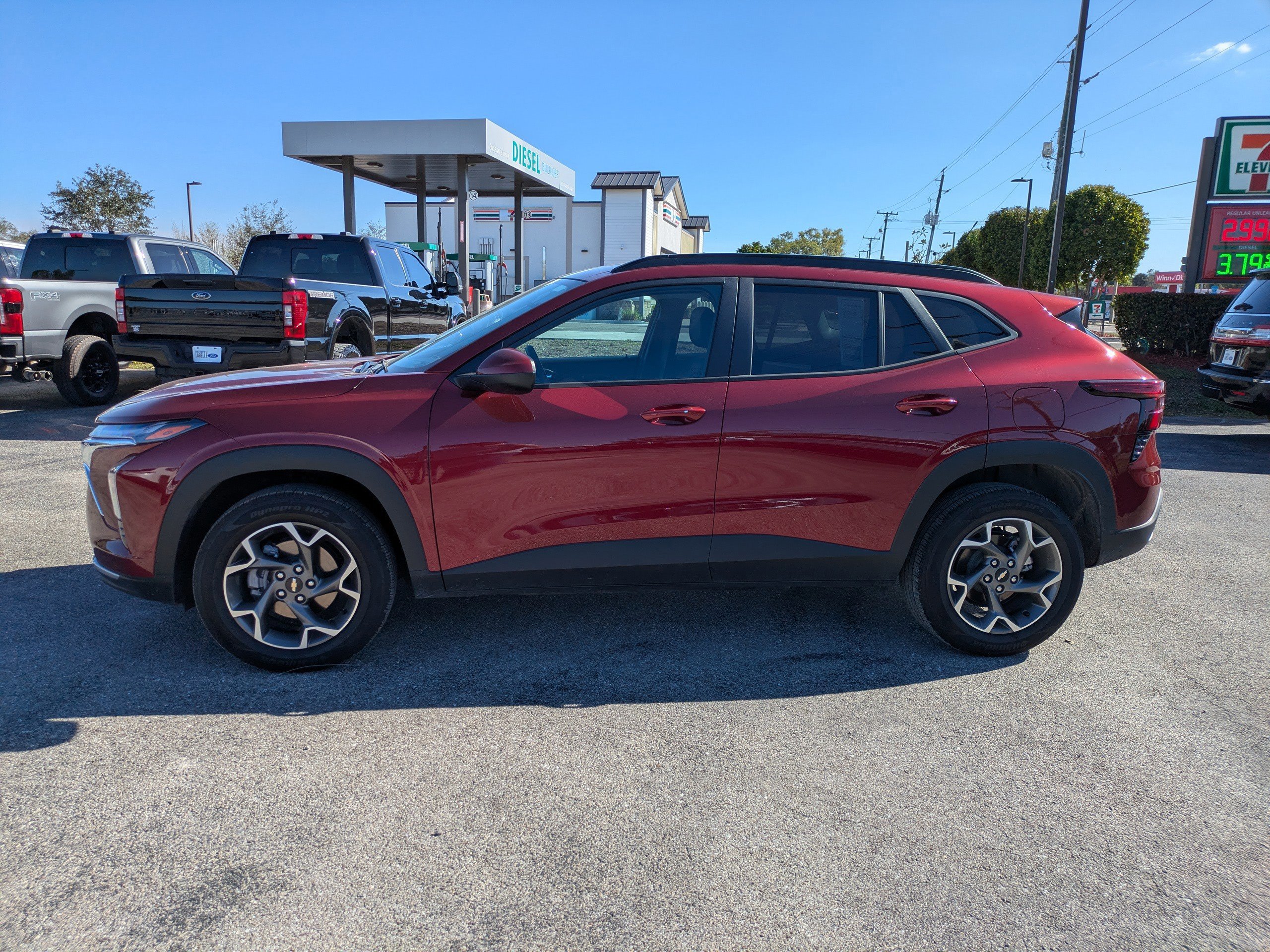 Used 2025 Chevrolet Trax LT w/ LT Convenience Package image 2