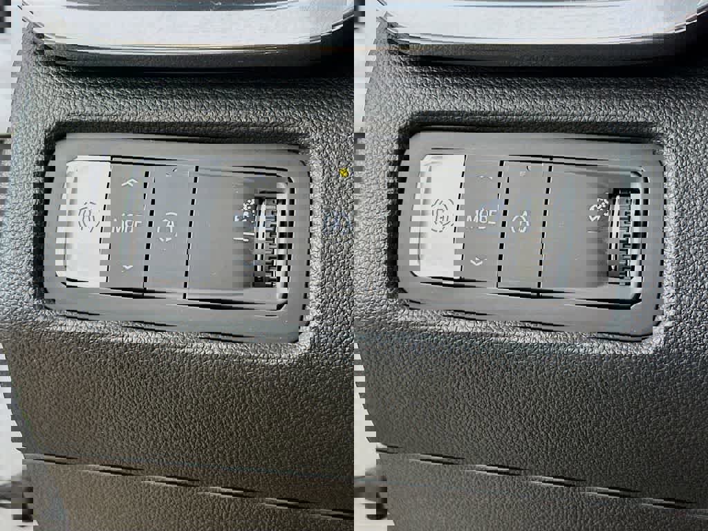 Used 2025 GMC Acadia Elevation image 27