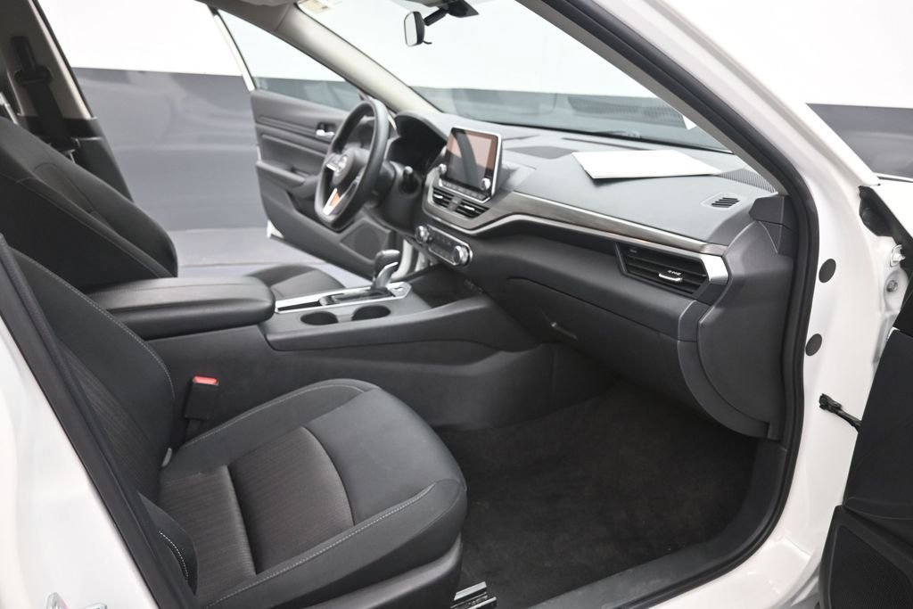 Used 2025 Nissan Altima 2.5 SV FWD image 28