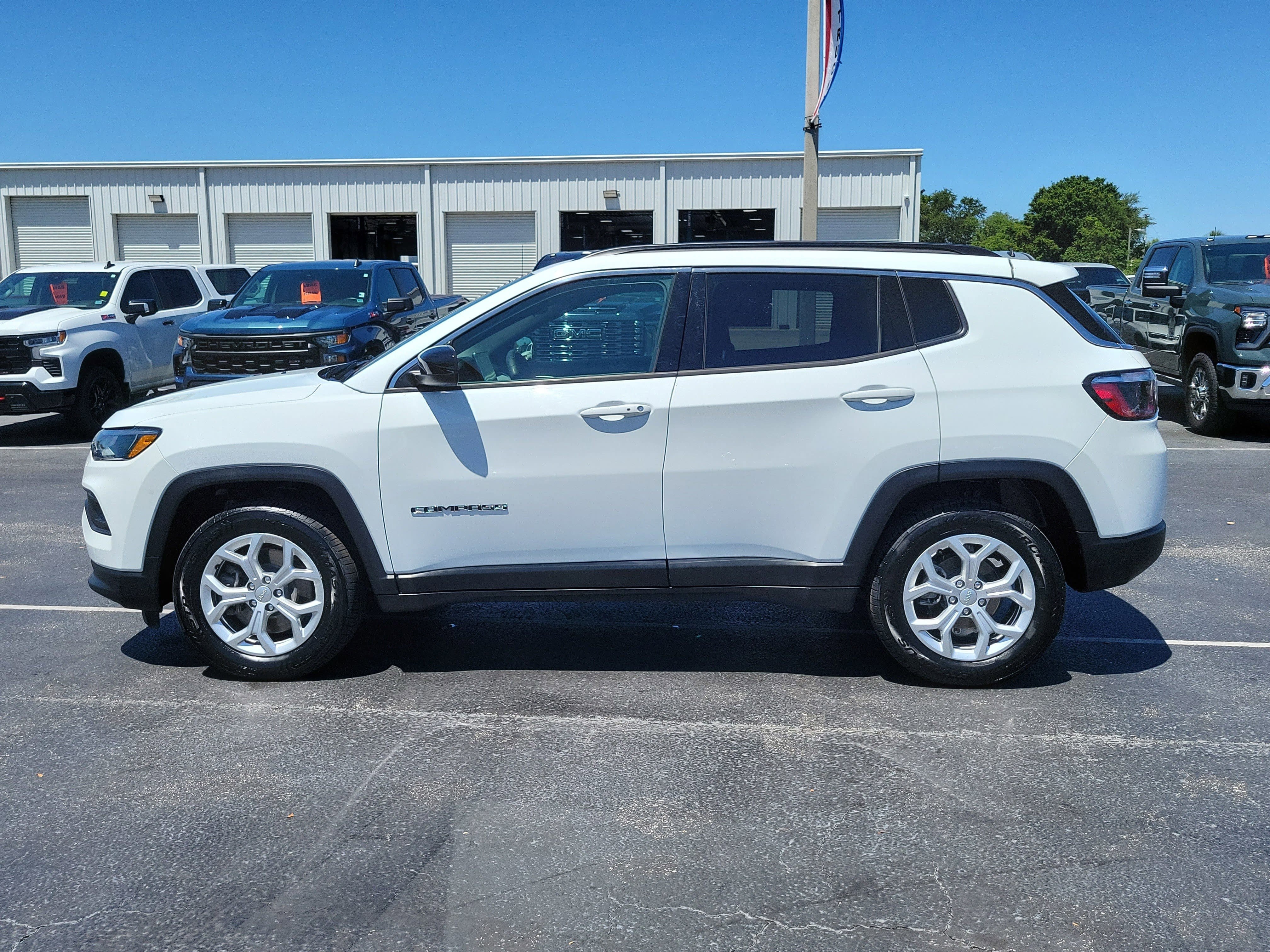 Used 2024 Jeep Compass Latitude AWD/4WD image 6