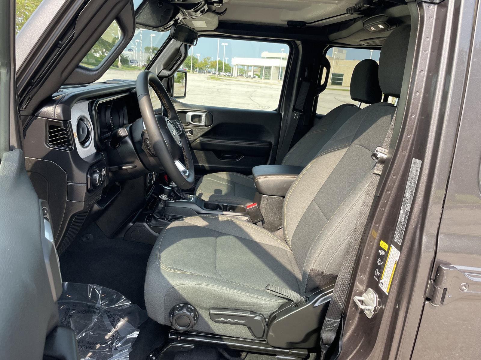 Used 2025 Jeep Wrangler Unlimited Sahara AWD/4WD image 17